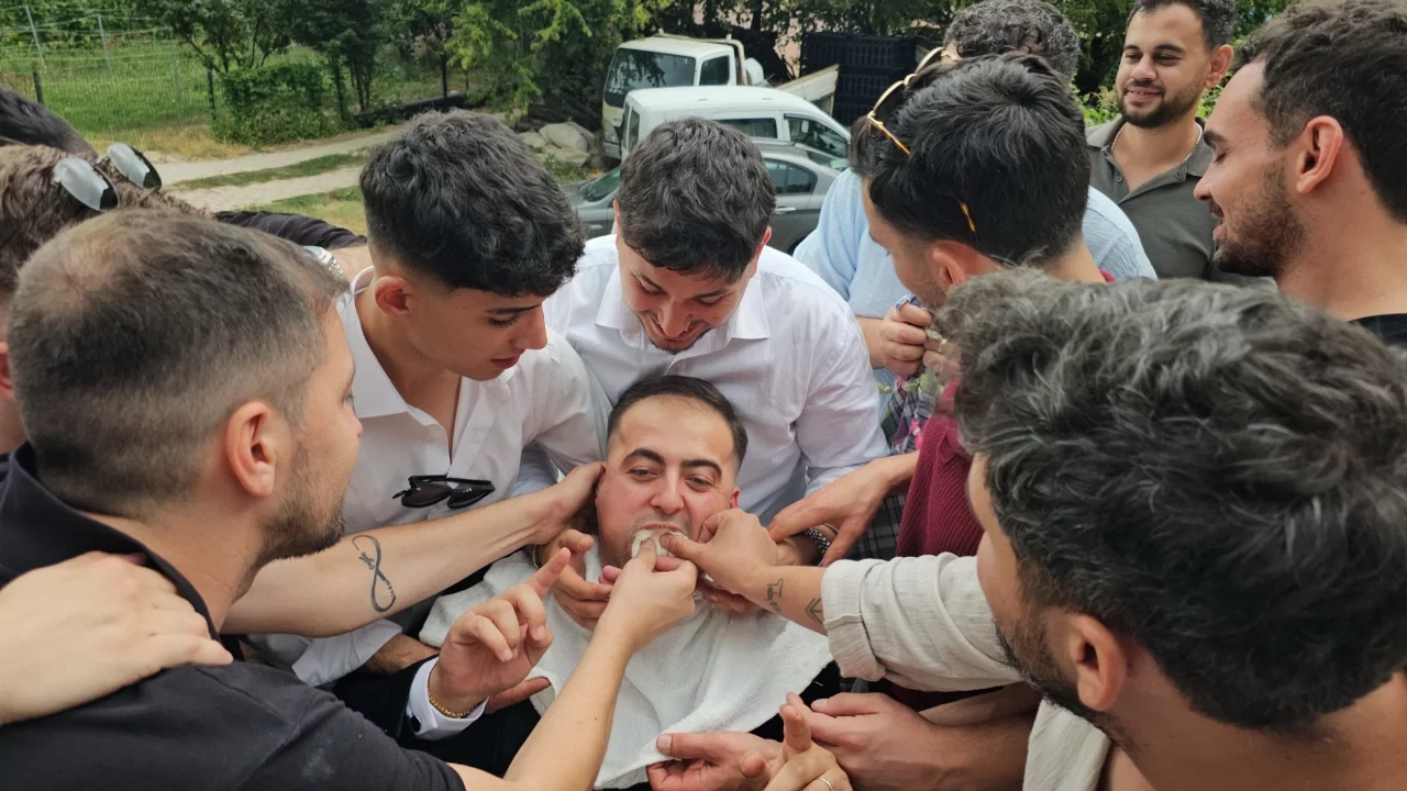 Bursa'da düğün geleneği şaşırttı! Gelin arabası 200 metreyi 4 saatte geçti