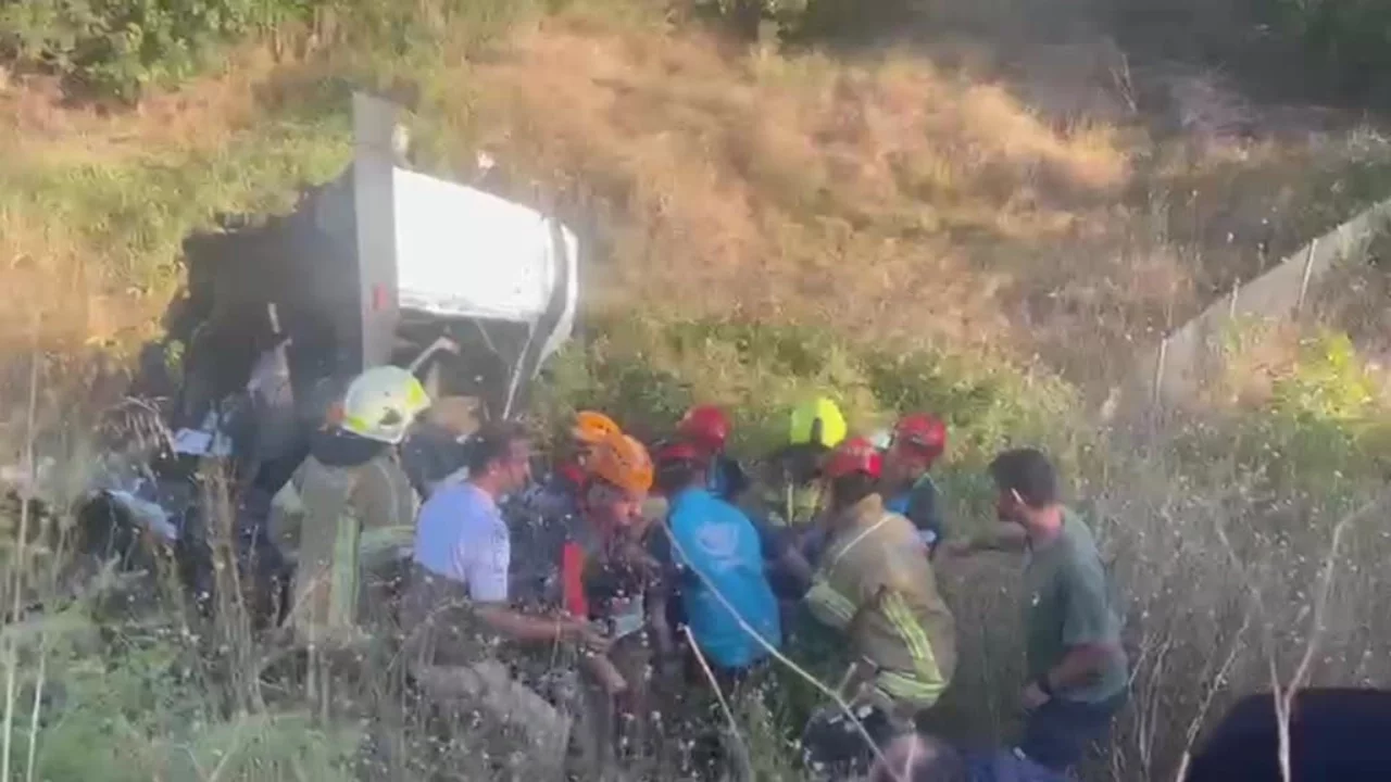 Bursa'da viyadükten düşen tırın sürücüsü yaralandı