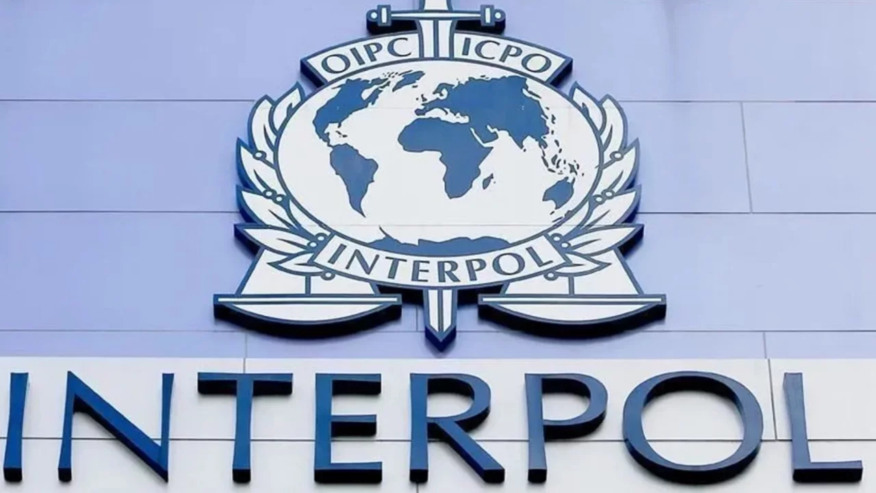 Interpol'ün kırmızı bültenle aradığı zanlı Antalya'da yakalandı