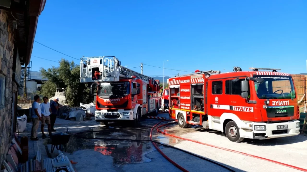 Balıkesir'de çıkan yangında 5 iş yeri zarar gördü