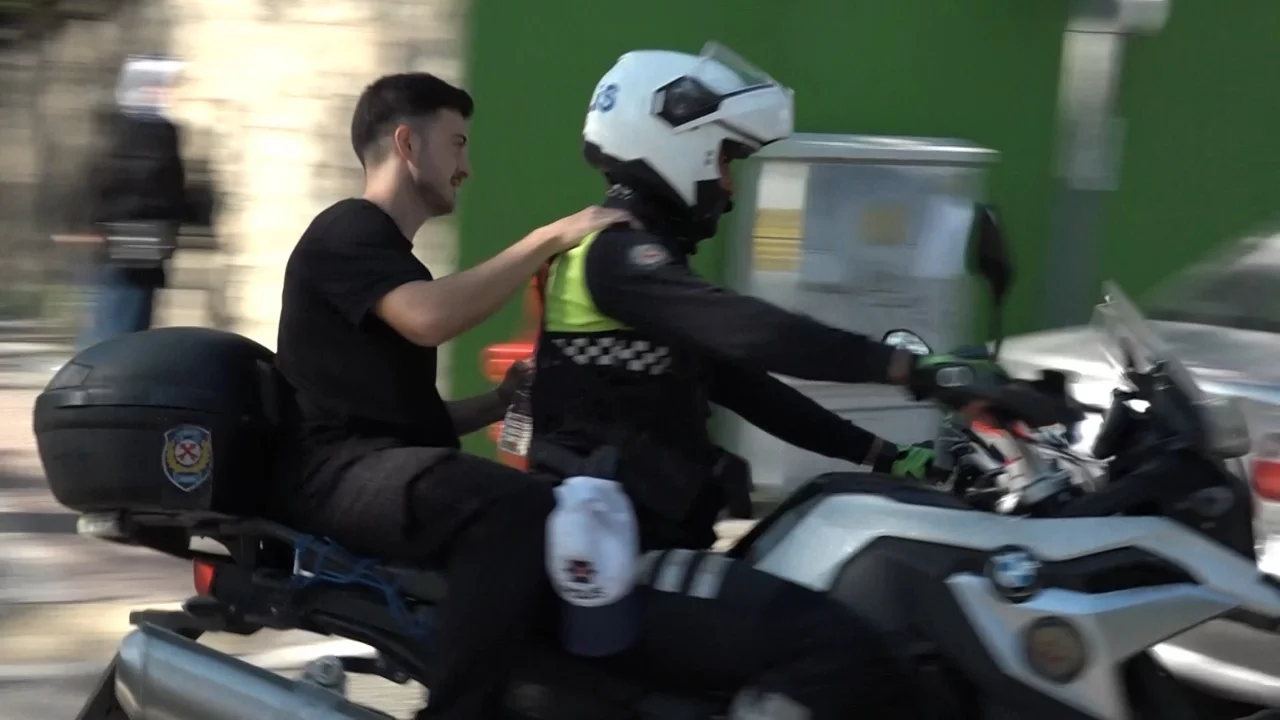 Kimliğini unutan genç için anne ve polis seferber oldu