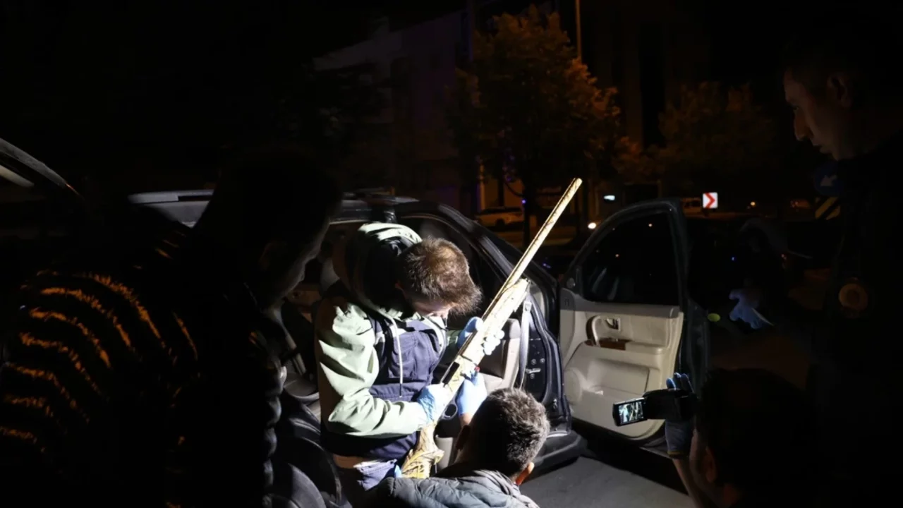 Polisin durdurduğu araçtan cinayet şüphelileri çıktı