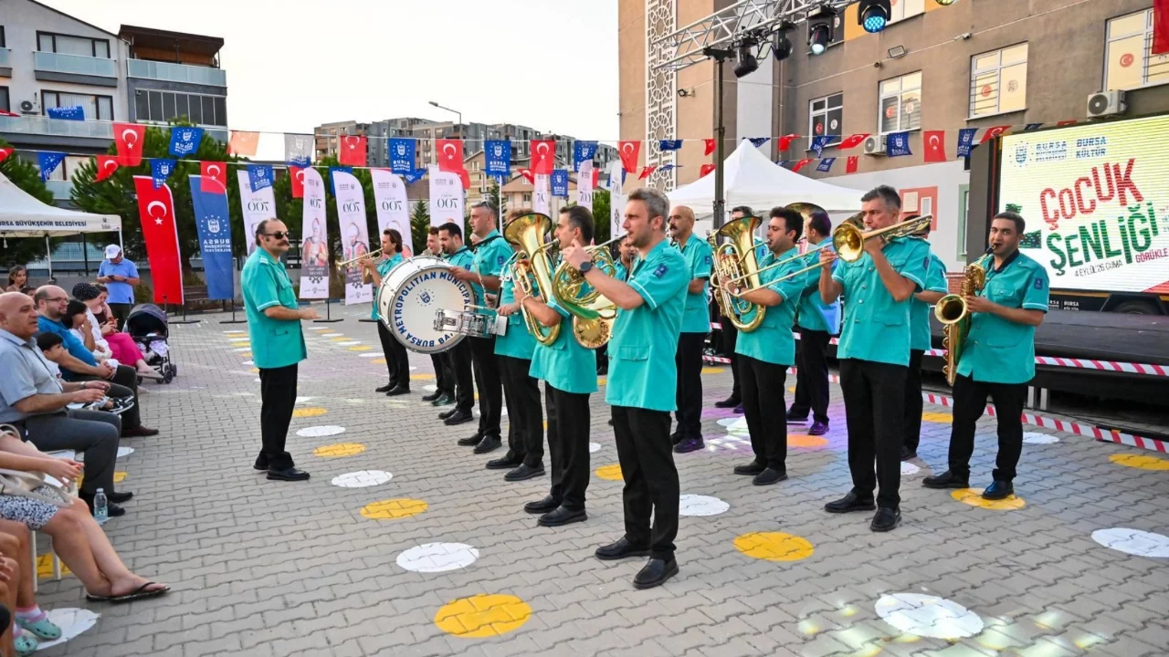 Bursa'da 'Çocuk Şenliği' düzenledi