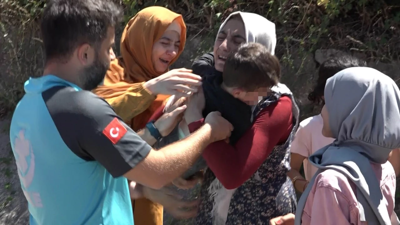 Bursa'da kaybolan çocuğuna kavuşan anne sevinçten bayıldı