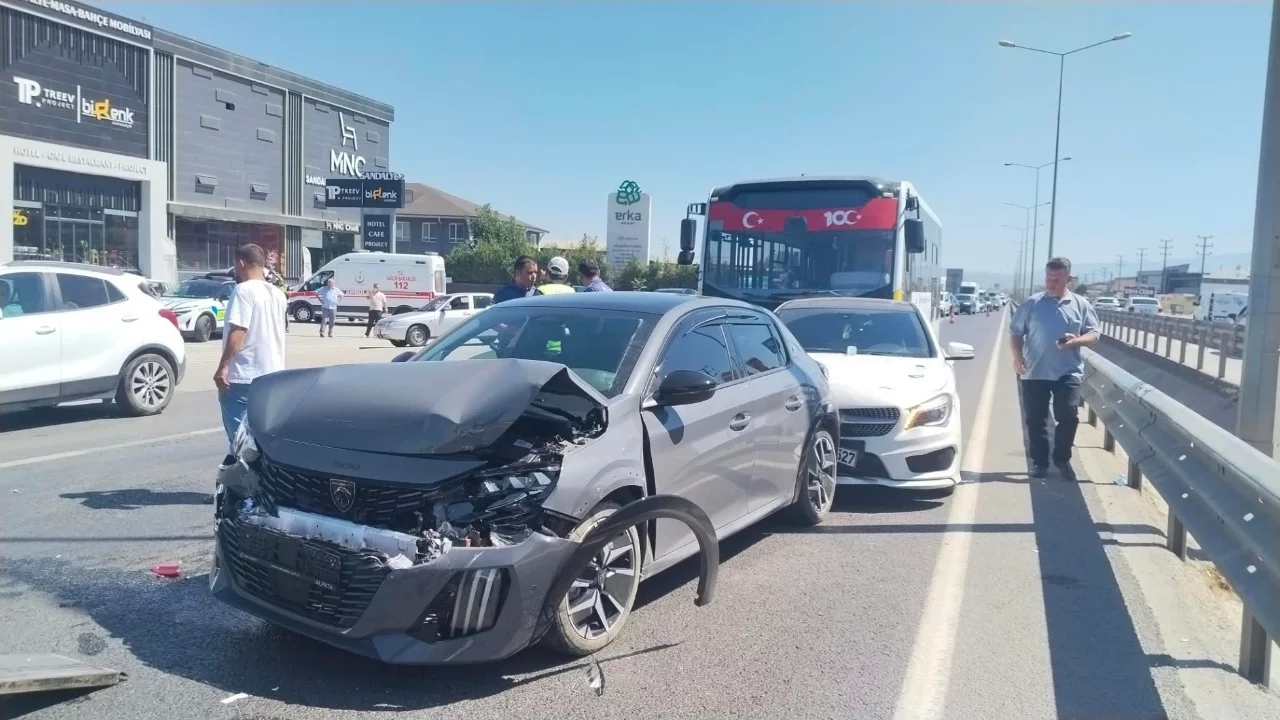 Bursa'da 5 aracın karıştığı zincirleme kazada 1 kişi yaralandı