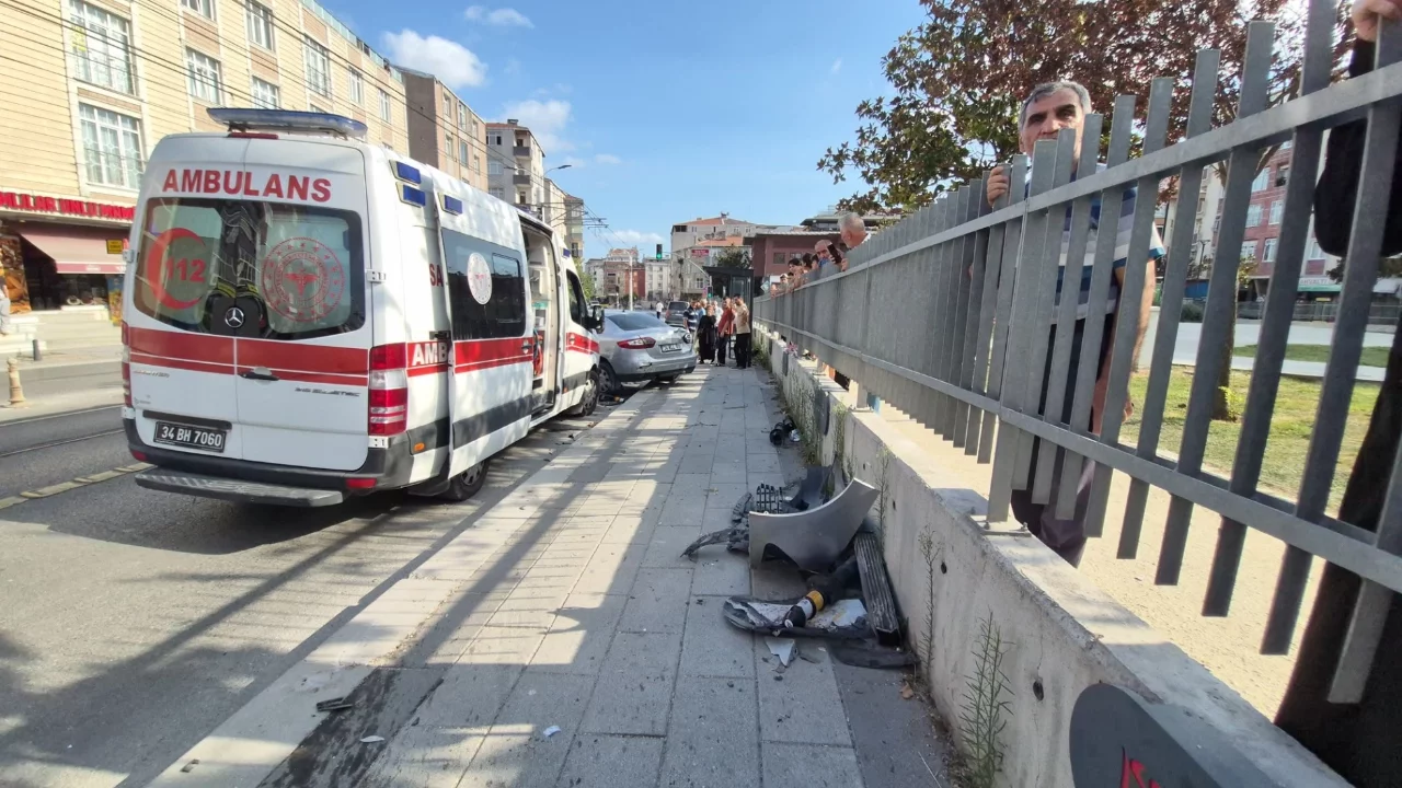 İstanbul'da kaldırıma çıkan otomobil yayalara çarptı: 4 yaralı