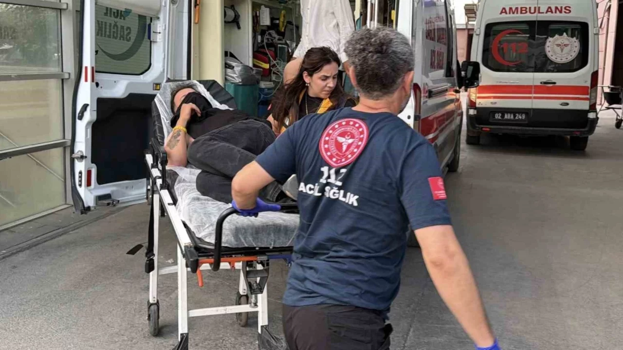 Şiddete maruz kalan kadını kurtarmak isteyen genç bıçaklandı