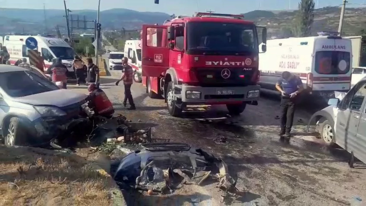 Sakarya'da hafif ticari araç ile SUV'un çarpıştı: 6 kişi yaralandı