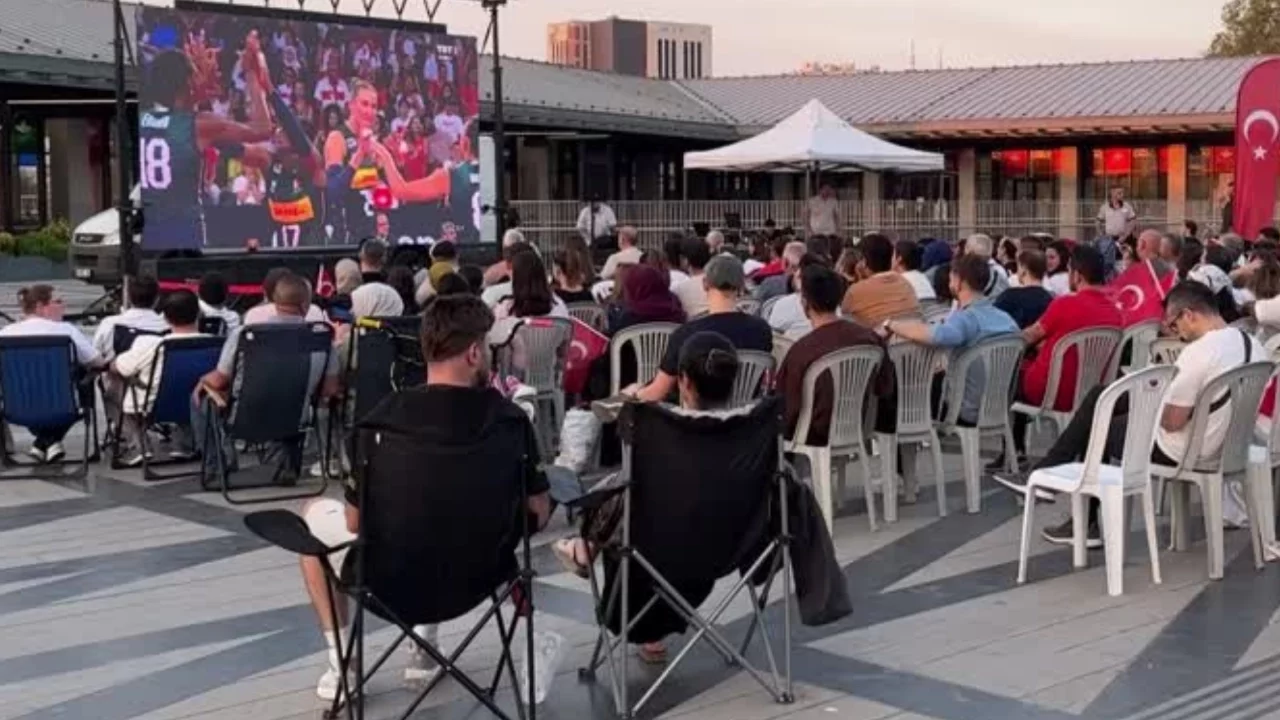 Bursa'da A Milli Kadın Voleybol Takımı'nın final maçı dev ekrandan izlendi
