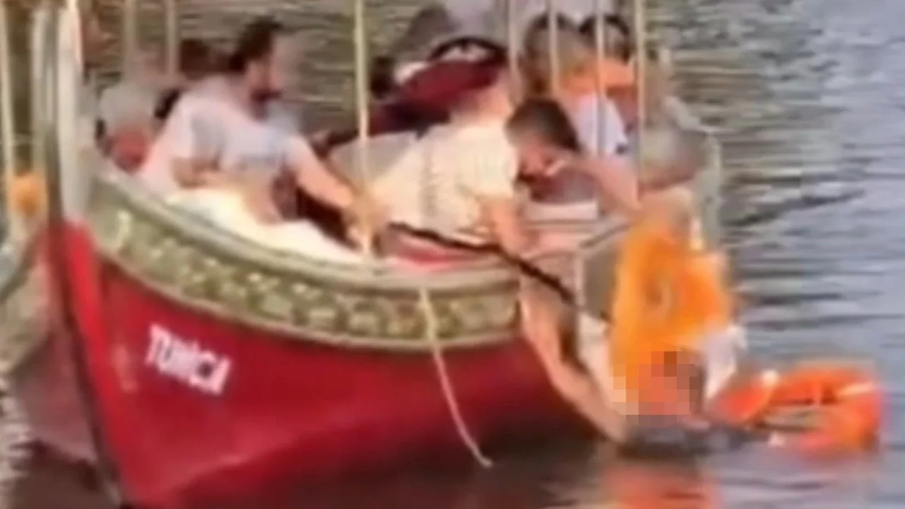 Köprüden nehre düşen adamın yardımıba gezi teknesindeki vatandaşlar kurtardı