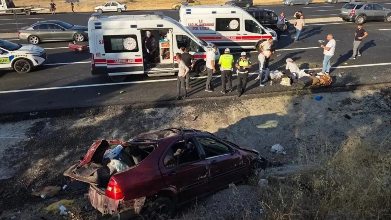 Karşı şeride geçti, 2 otomobile çarptı: 1 ölü, 7 yaralı
