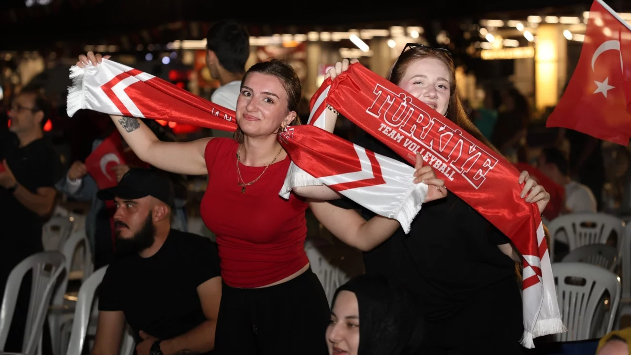 Bursa Osmangazi'de Milli heyecan: Binlerce vatandaş şampiyonluğu meydanda kutladı