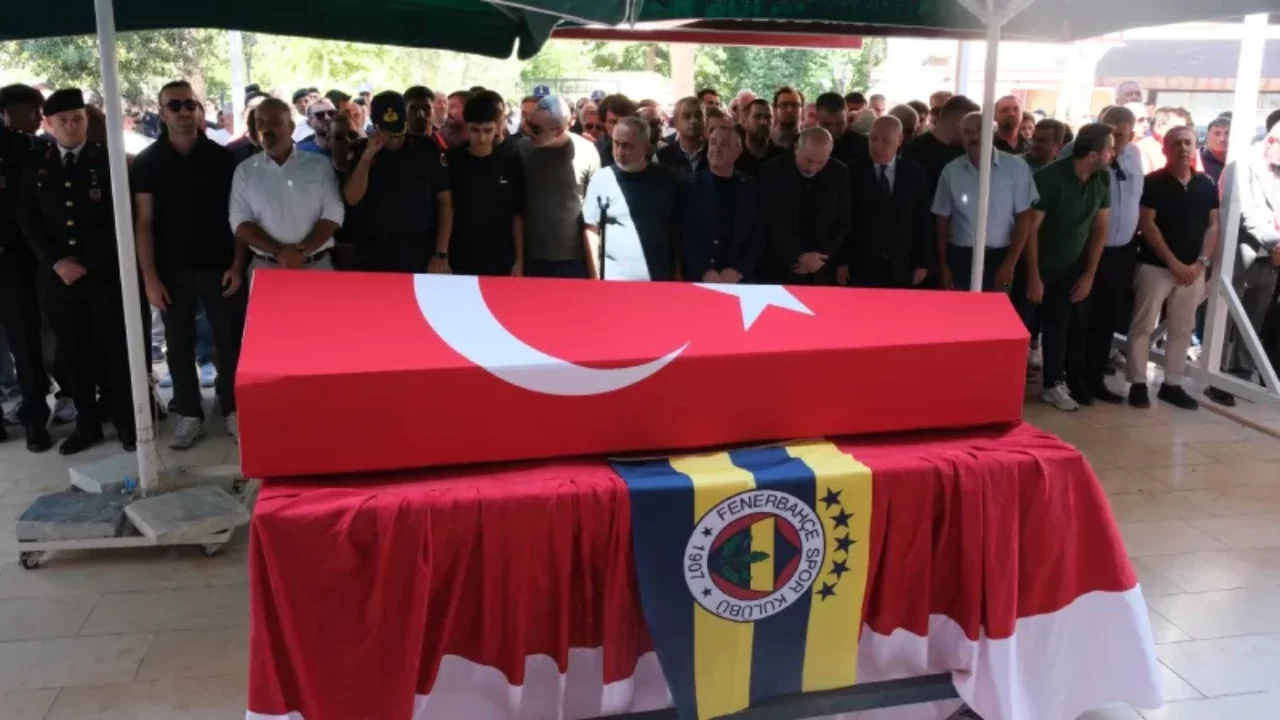 Derbiyi izlerken kalp krizi geçiren Fenerbahçeli gazinin cenazesi Mersin'de defnedildi