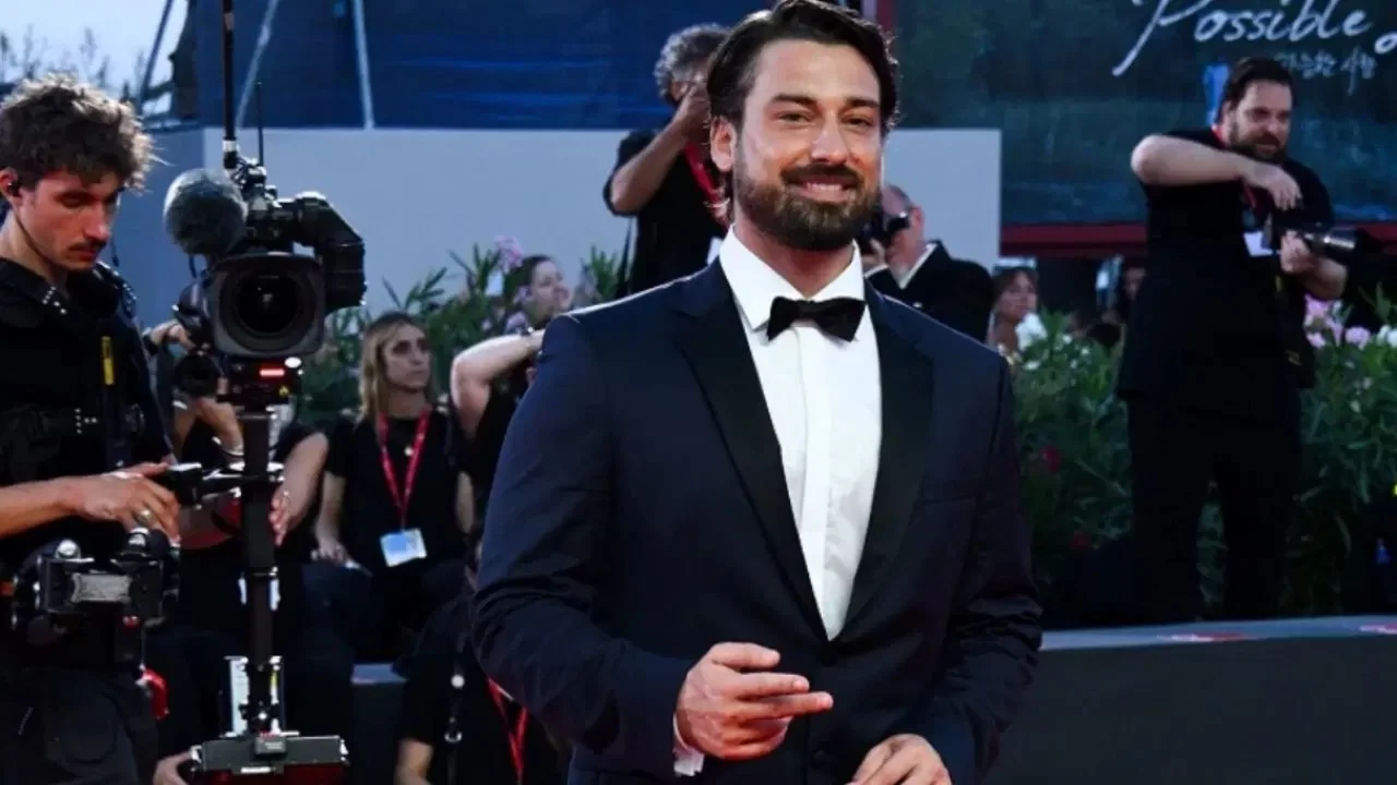Venedik'te Türk oyuncu gururu: "En İyi Uluslararası Erkek Oyuncu" ödülü Alp Navruz'un