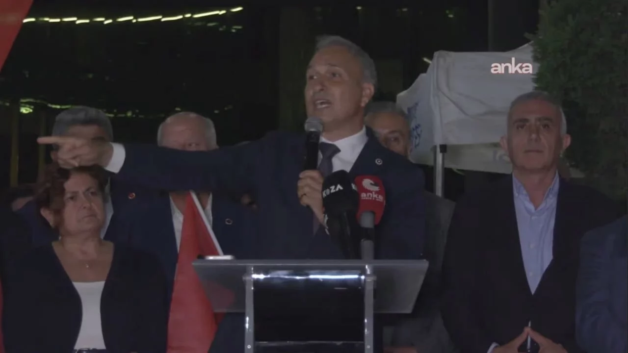 YENİ Parti'den "Üsküdar'ın İradesi Yok Sayılamaz" protestosu: "Sinem Dedetaş diz çökmedi, çökmeye...