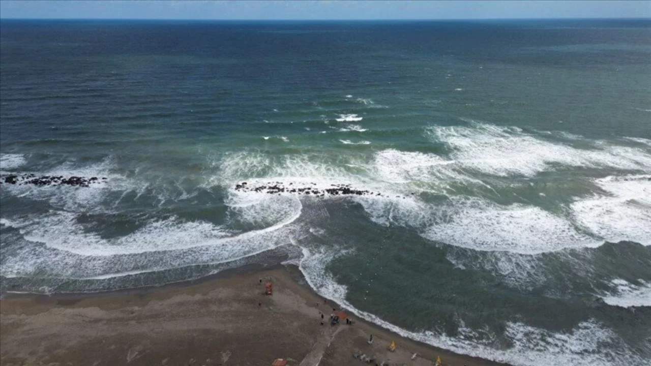 Beykoz'da dalga boyu nedeniyle 2 gün denize girmek yasaklandı