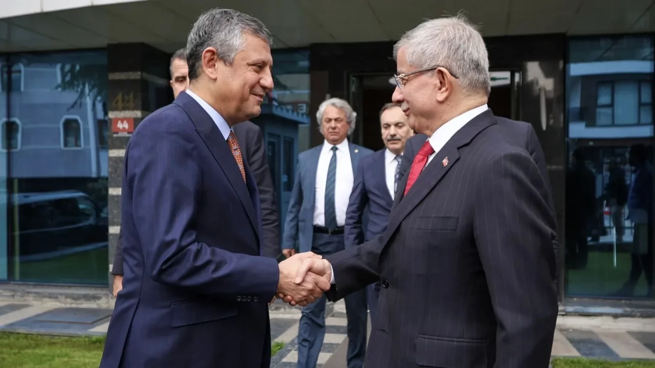 Yeni Parti Genel Başkanı Özgür Özel'den Ahmet Davutoğlu'na telefon