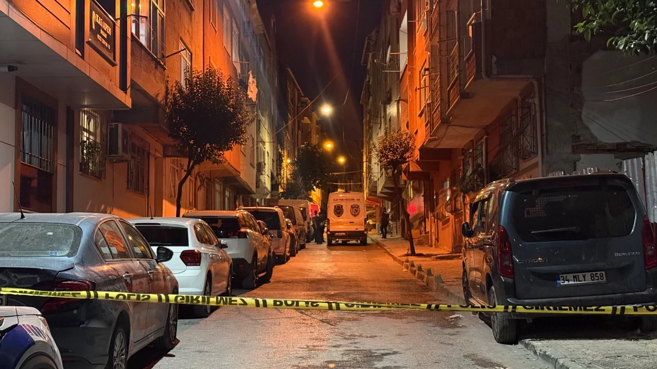 İstanbul'da bir evde bulunan kişiler arasında kavgada silahlar konuştu: 3 ağır yaralı