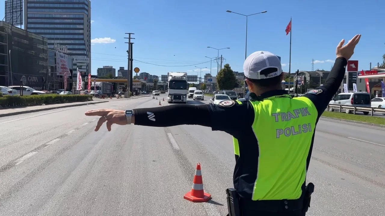 Bursa'da tır ve kamyonlara yönelik uygulama: İzin belgesi olmayan araçlara cezai işlem uygulandı