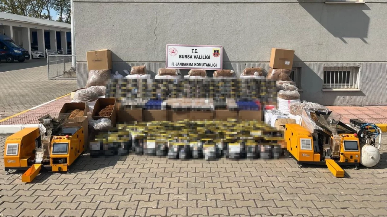 Bursa'da kaçakçılık operasyonu! Çok miktarda kaçak tütün, makaron ve sigara ele geçirildi