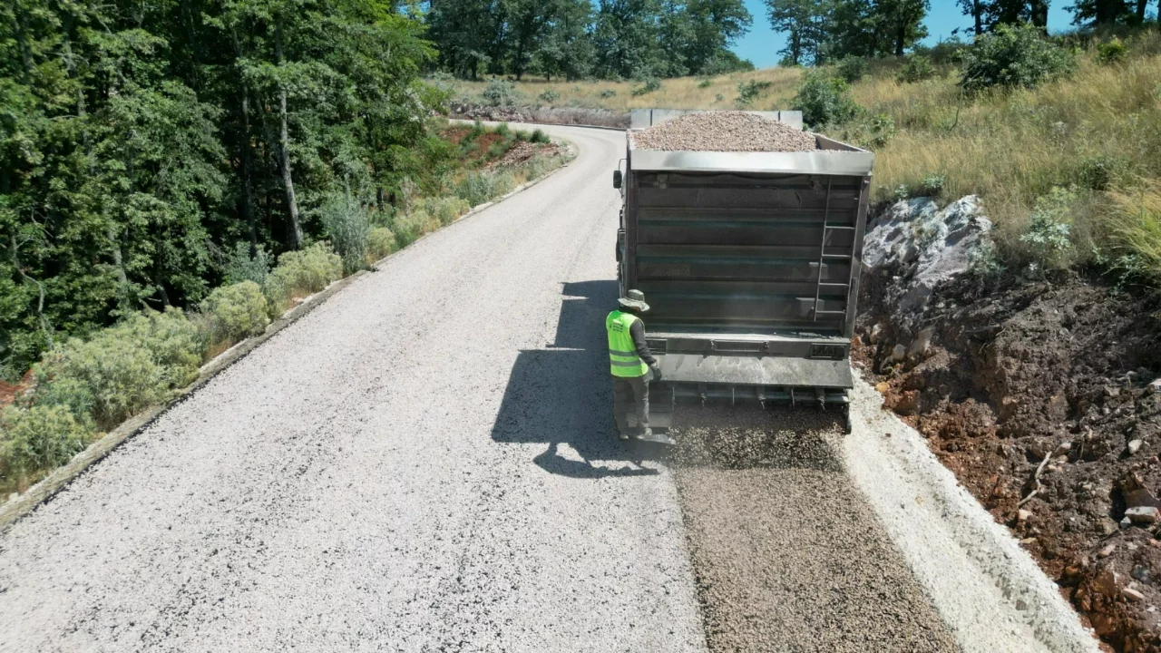 Bursa Büyükşehir Belediyesi, 3 ilçede 50 kilometrelik yolu yeniledi