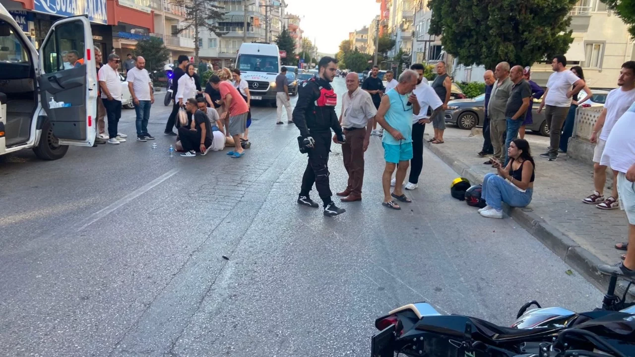 Bursa'da motosiklet yayaya çarptı! Yaralılar var