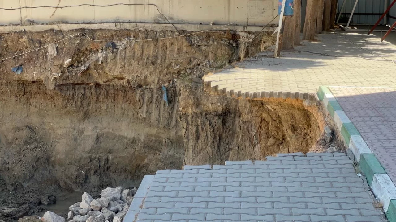Bursa'da okul bahçesi çöktü: Olası facia son anda önlendi