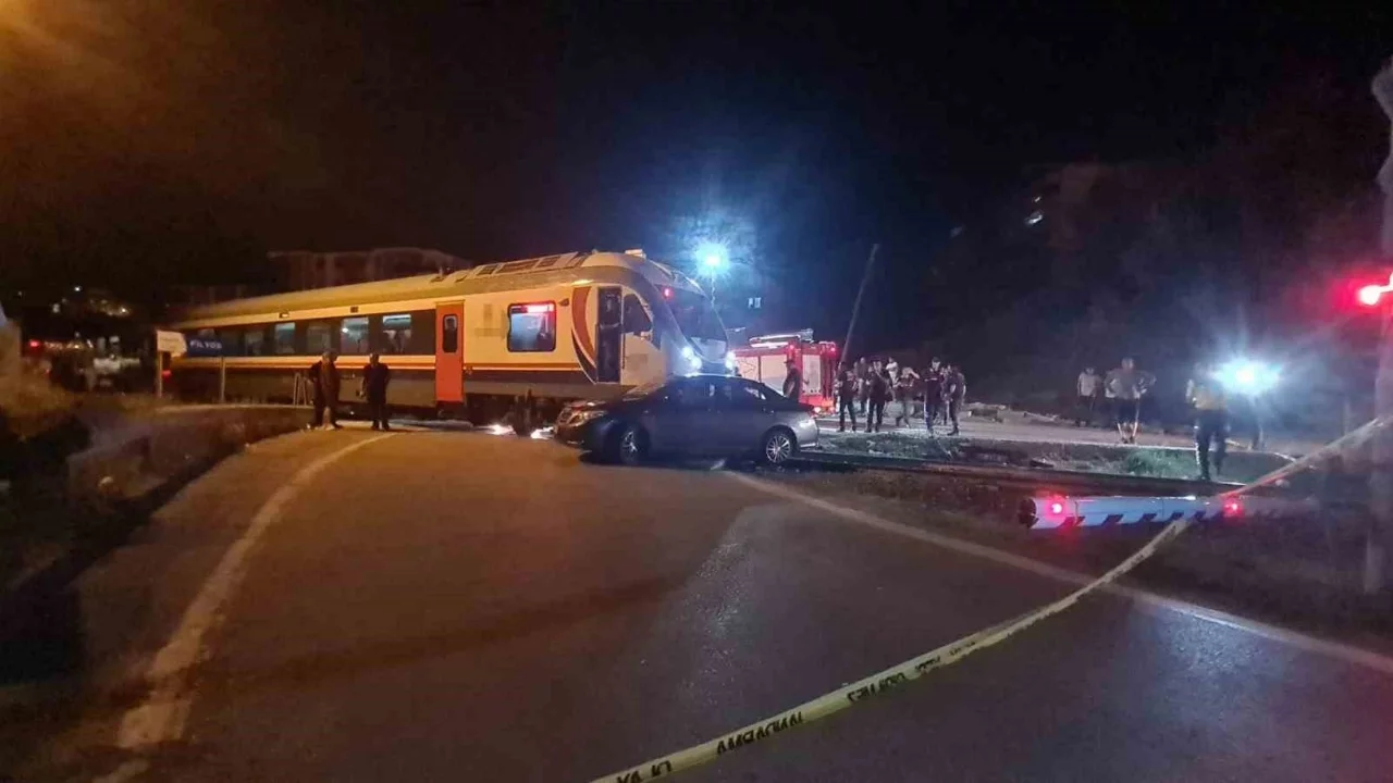 Zonguldak'ta yolcu treni otomobille çarpıştı: Yaralılar var