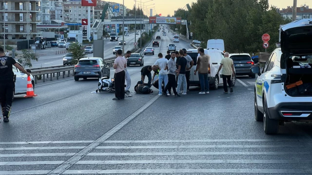 Bursa'da otomobilin çarptığı genç motosiklet sürücüsü yola savruldu