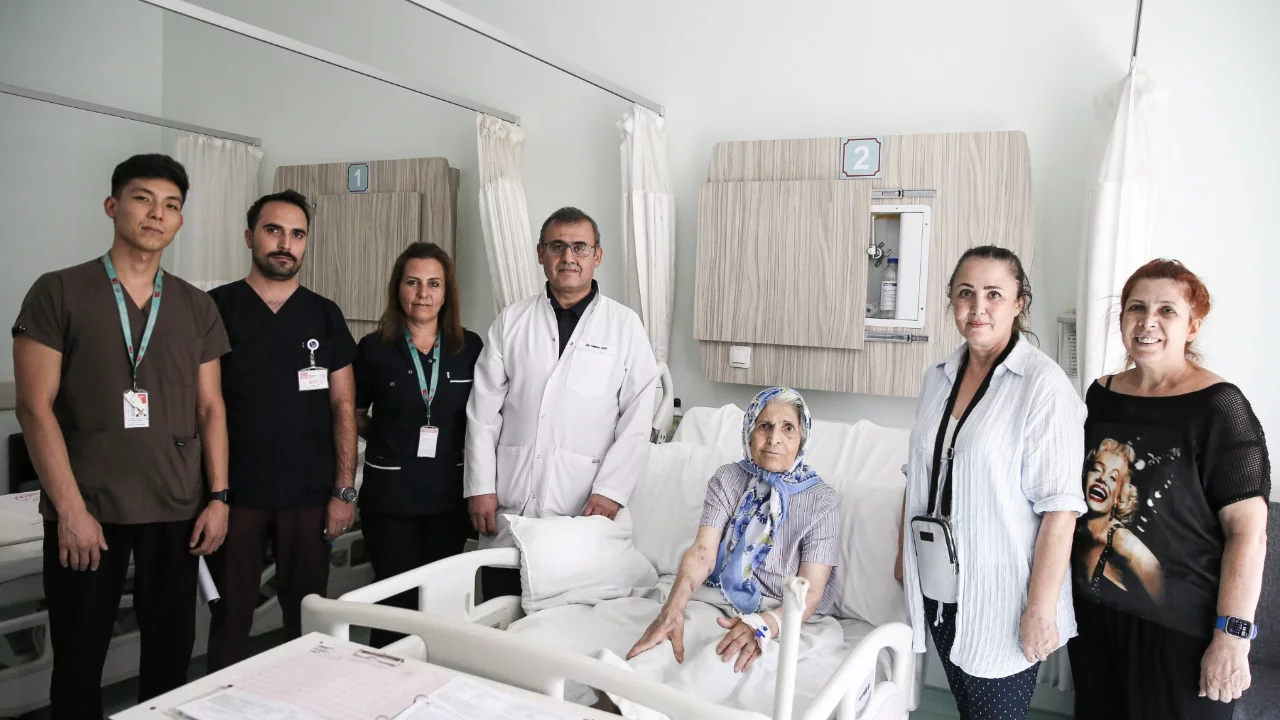 Bursa'da 76 yaşındaki hastaya TAVI yöntemiyle biyoprotez kapak yerleştirildi