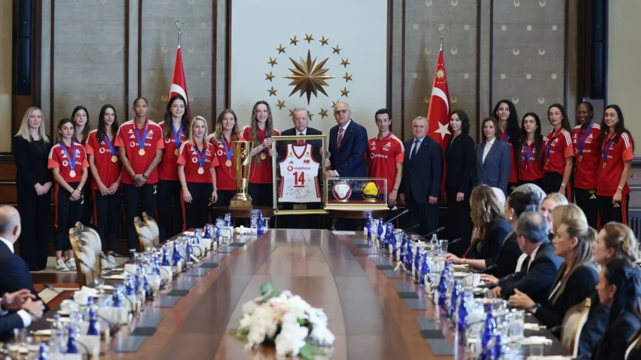 Cumhurbaşkanı Recep Tayyip Erdoğan, Avrupa şampiyonu Filenin Sultanları'nı kabul etti