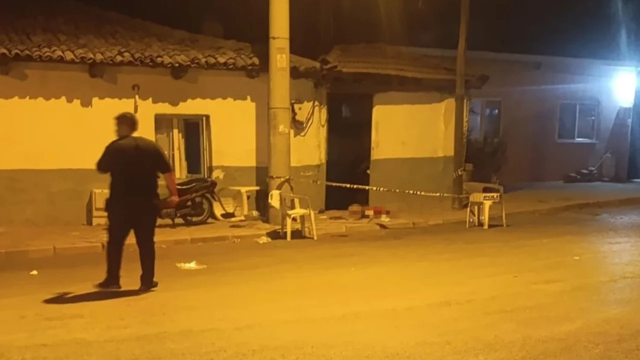 Manisa'da bir kişi, eşi ile kızını bıçaklayarak yaraladı