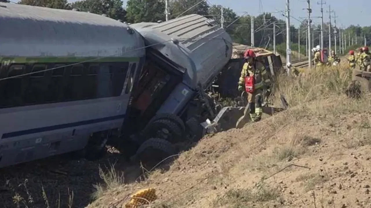 Polonya'da beton mikseri trene çarptı: Ölü ve yaralılar var