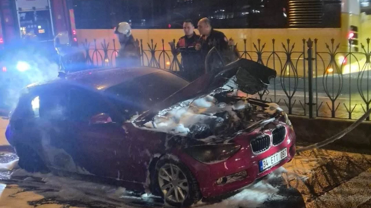İstanbul'da yanan otomobil hurdaya döndü
