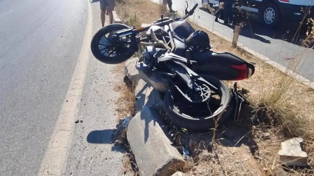 Refüje çarpan motosikletli genç yaşamını yitirdi