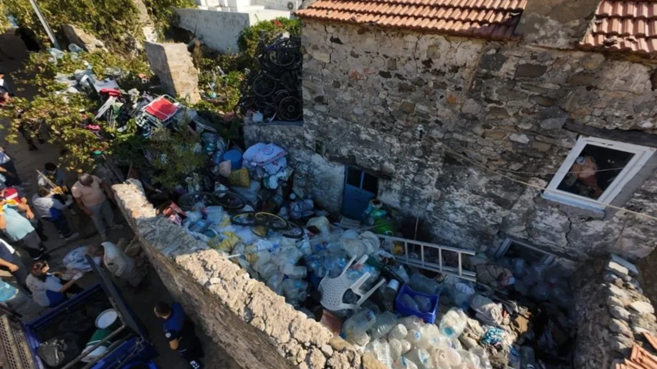 Kötü kokular yayan evden 5 ton çöp çıkarıldı