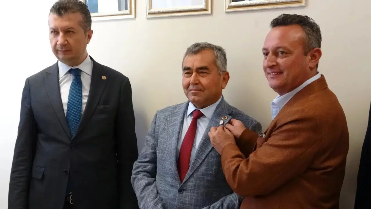 Burdur'da CHP'den istifa eden İl Genel Meclisi Başkanı ve 5 üye YENİ Parti'ye geçti