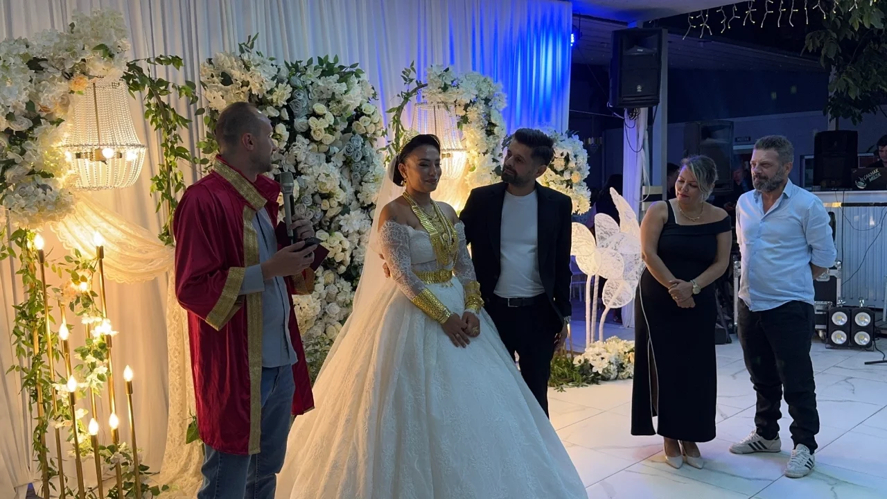 Bursa'da 10. yıl sürprizi, eşine yeniden gelinlik giyip nikah tazeledi