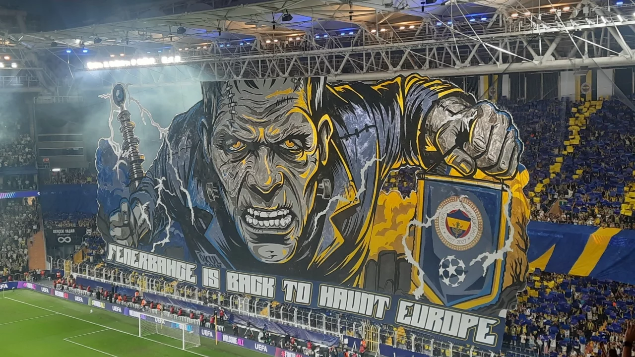 Fenerbahçe taraftarından Şampiyonlar Ligi ilk maçına özel koreografi