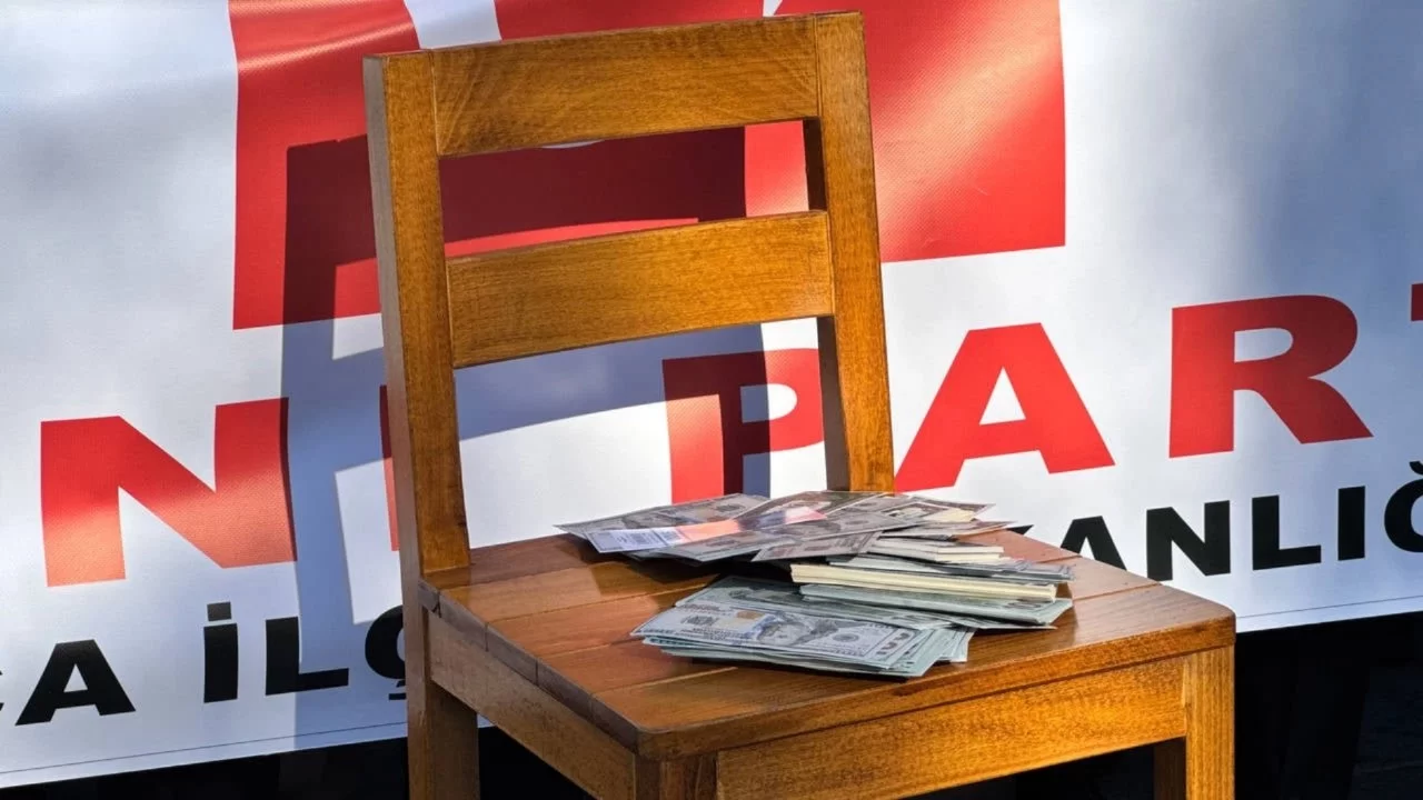 Foça'da CHP'den AK Parti'ye geçen Belediye Başkanı Saniye Bora Fıçı'ya 'sahte dolarlı' protesto