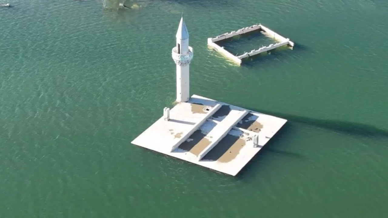 Kars'ta sular çekildi, eski köy ortaya çıktı