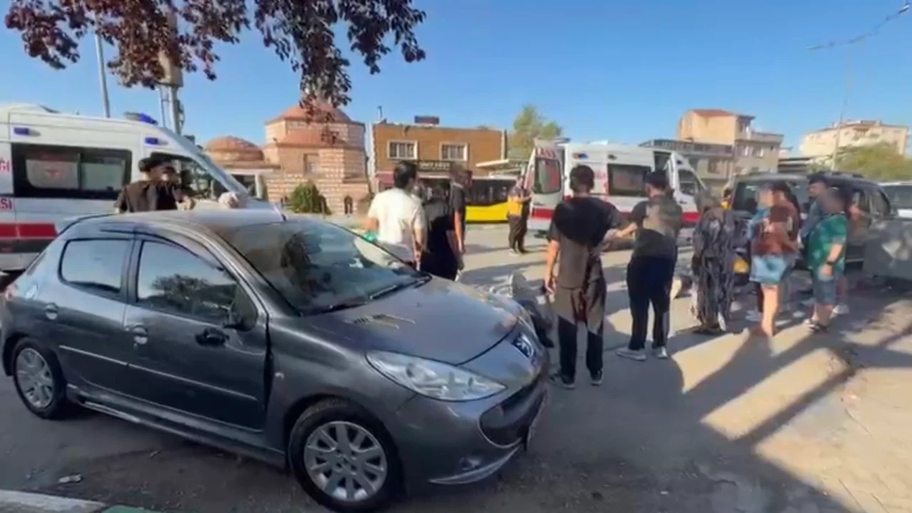 Bursa'da araca çarpmamak için manevra yapan motosiklet kaza yaptı: Yaralılar var