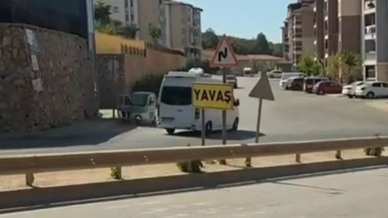 Bursa'da ters şeride giren servis minibüsü tehlike saçtı