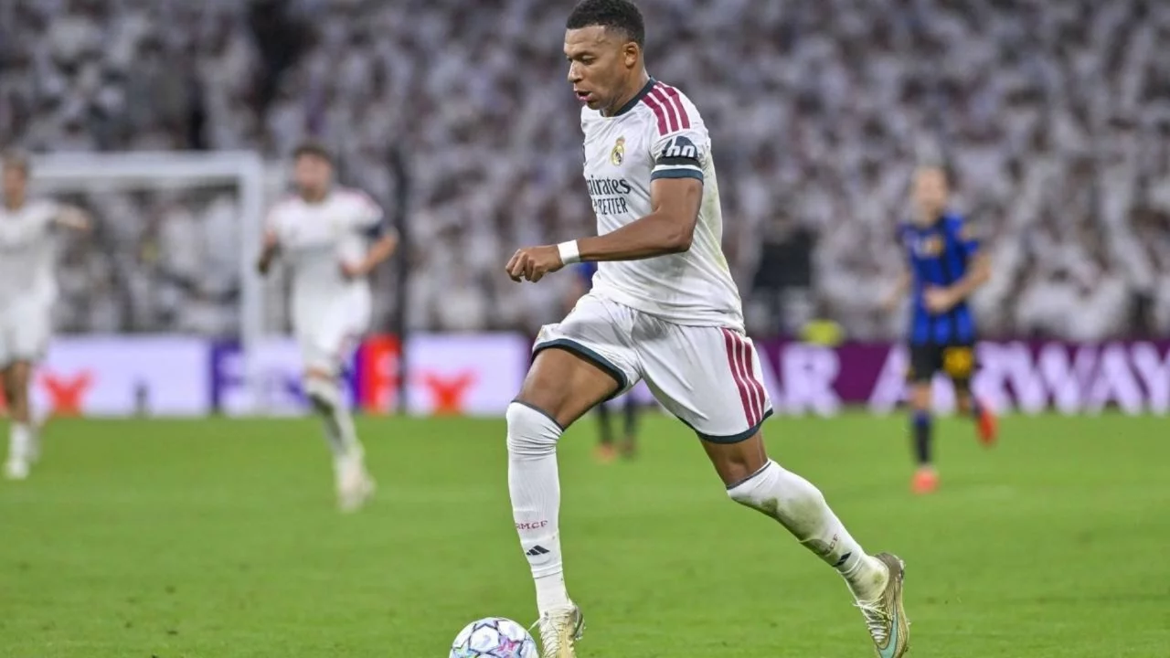 Kylian Mbappe'den, kendisini 'diktatör' olarak tasvir eden görsele tepki
