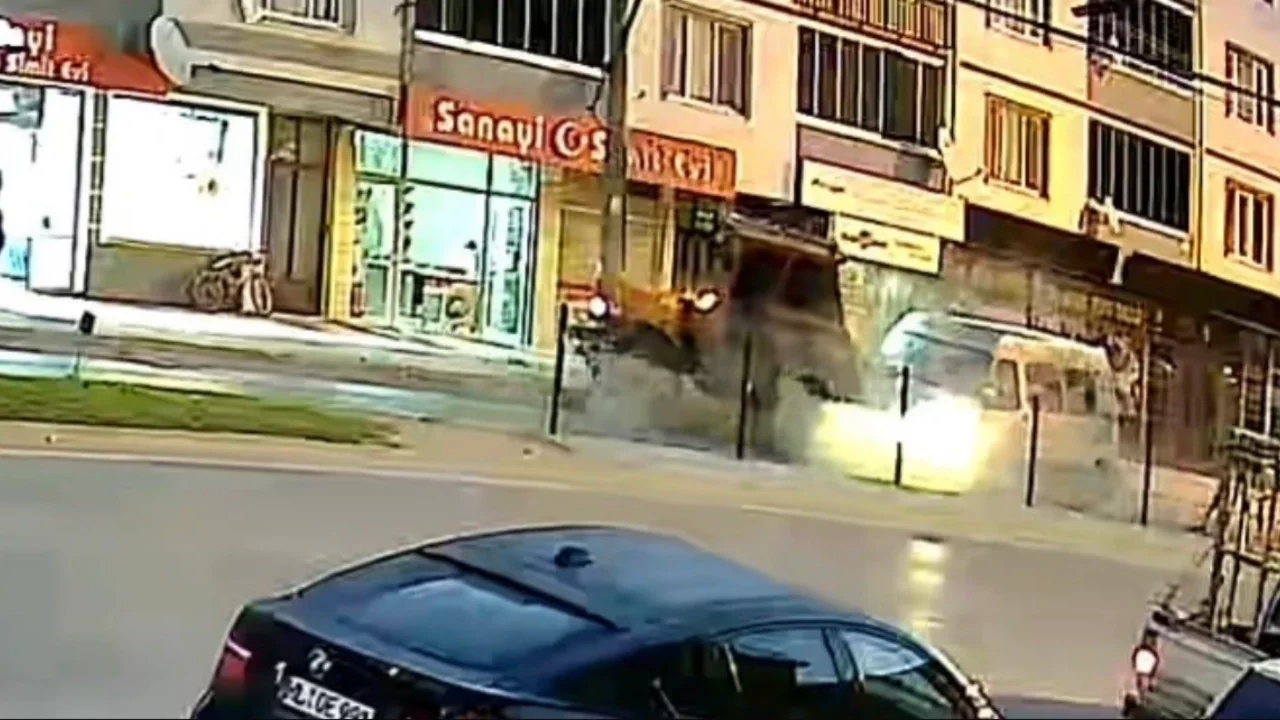 Bursa'da 10 kişinin yaralandığı kaza anları kamerada!
