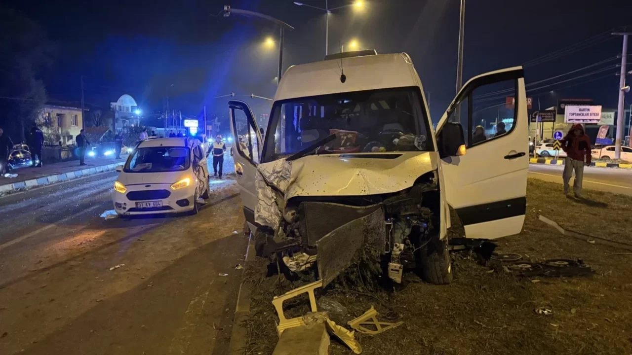Düğün dönüşü feci kaza: 21 kişi yaralandı