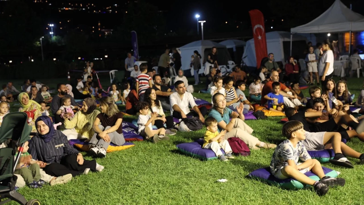 Mobil Bilim Festivali 'MobilFest 2026' Hüdavendigar Kent Parkı'nda Bursalılarla buluştu
