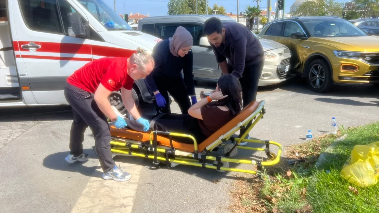 Bursa'da kaza! Kavşakta iki otomobil çarpıştı: 1 yaralı