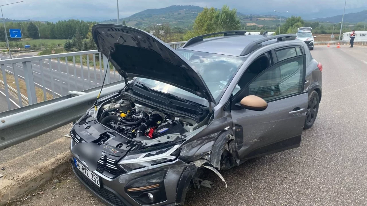 Bursa'da kontrolden çıkan araç bariyerlere çarptı: 2 yaralı