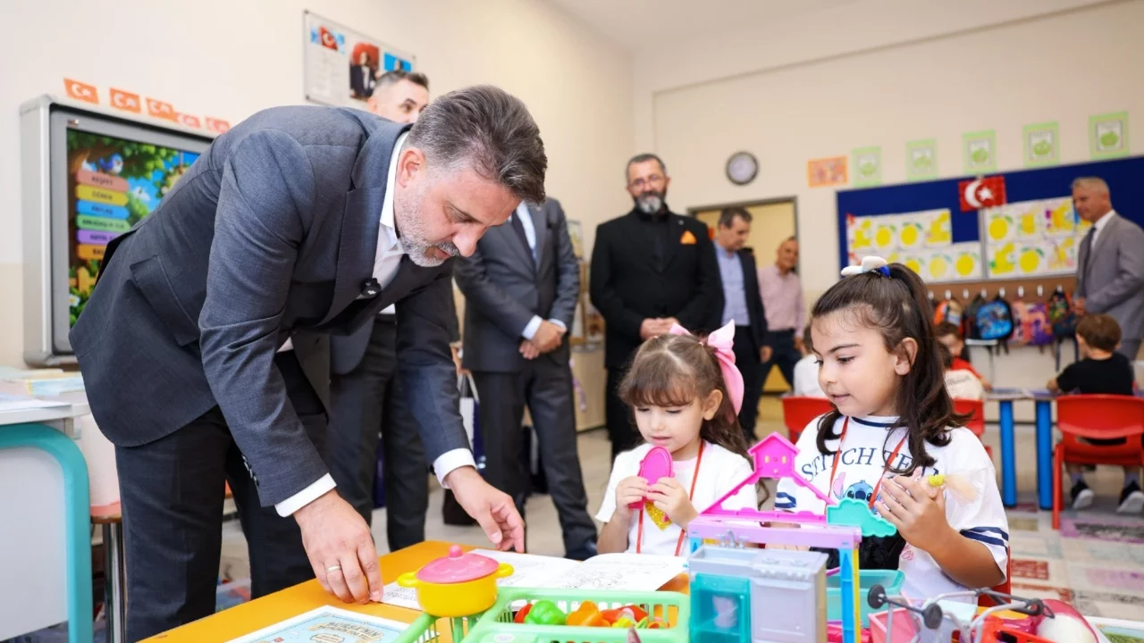 Bursa Büyükşehir Belediye Başkan Vekili Biba, öğrencilerin ilk ders heyecanına ortak oldu
